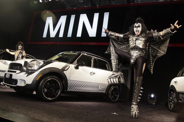 Mini leva o Kiss ao Salão de Nova York
