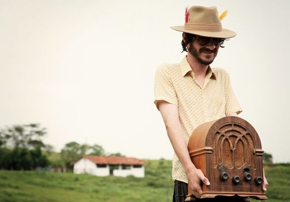 PRECOCE TARDIO Tatá Aeroplano tinha medo de revelar que, aos 6 anos, já escrevia canções