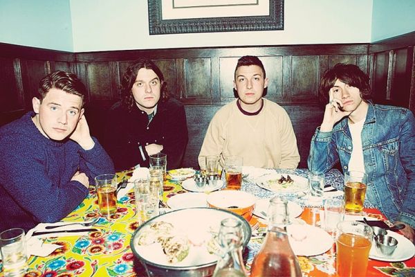 PAGUE PARA VER O Arctic Monkeys, do baterista Matt Helders (de blusa clara)