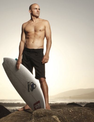 VIDA NA ÁGUA Kelly Slater e seu instrumento de trabalho, em Santa Barbara, Califórnia