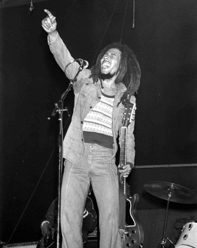 Bob Marley se apresenta para um público de 40.000 pessoas durante um festival de reggae que aconteceu em julho de 1980 em Paris, na França.