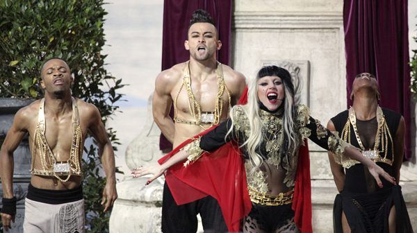 Lady Gaga no show de abertura do Festival de Cannes