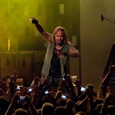 Vince Neil à frente do Mötley Crüe no primeiro show da história da banda no Brasil
