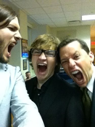 O novo elenco principal de Two and a Half Men: Ashton Kutcher (esq.), Angus T. Jones e Jon Cryer