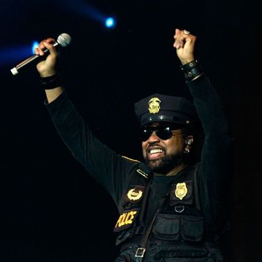 Ray Simpson, o policial e cantor principal do Village People