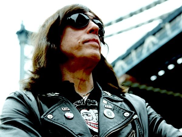 Marky Ramone retorna ao Brasil; ex-baterista do Ramones fará DJ set em festa fechada nesta terça, 31, em São Paulo
