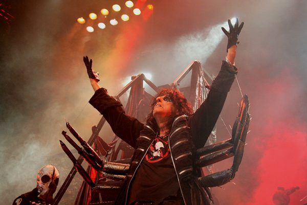 Alice Cooper surgiu diante do público paulistano pontualmente às 22h