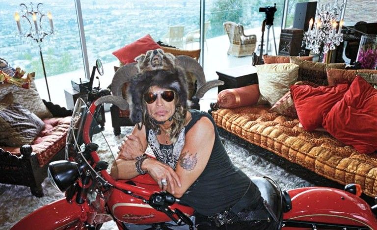 FÉRIAS PERMANENTES Tyler em sua casa em Los Angeles, em março