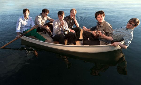 A banda Beirut e seu líder Zach Condon (penúltimo, da esq. para dir.)