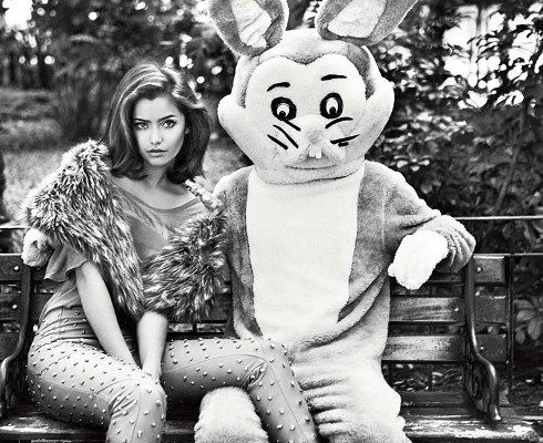 Nataliele veste blusa de seda Animale, calça de couro sintético Colcci e estola sintética Nutrisport