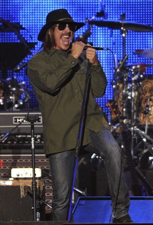 Red Hot volta à ativa com I'm With You