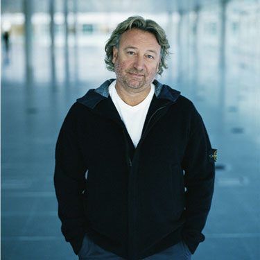 Peter Hook prefere manter as boas lembranças de Ian Curtis