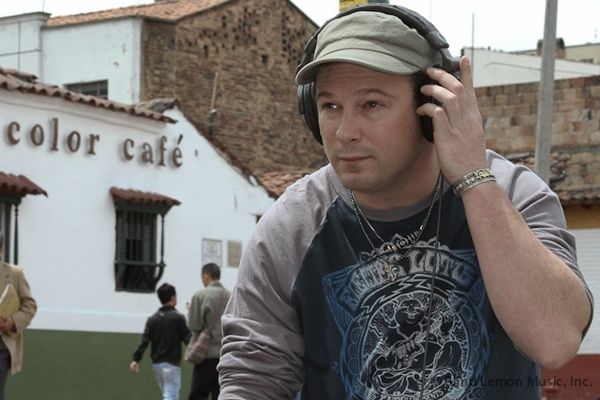 Mark Johnson segue com o projeto Playing for Change e está no Brasil para a divulgação do álbum Songs Around The World, Parte 2