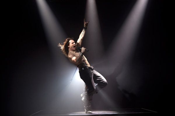 Imagem mostra Tom Cruise em Rock of Ages