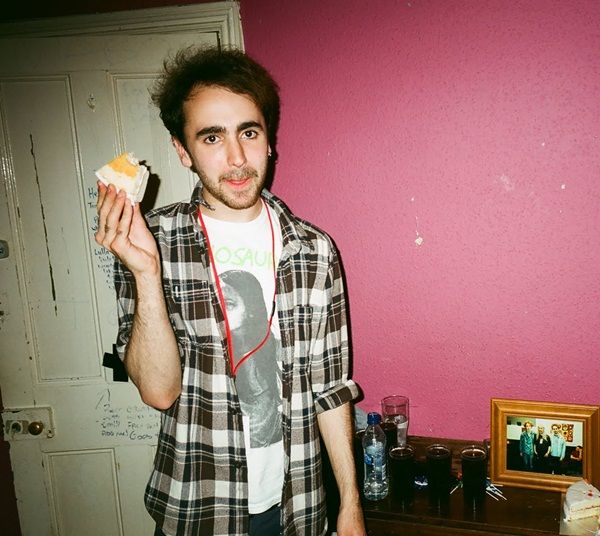 Max Bloom, guitarrista do Yuck, acha que é um erro pensar em dinheiro quando se faz música