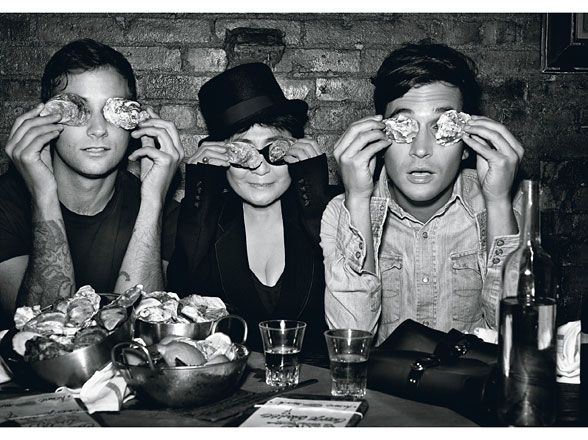 Yoko Ono entre Jack McCollough e Lazaro Hernandez, da Proenza Schouler