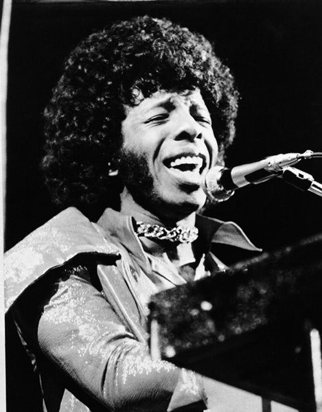 Sly Stone em 1972, durante apresentação do Sly and the Family Stone; novo álbum do músico chega às lojas no exterior em agosto