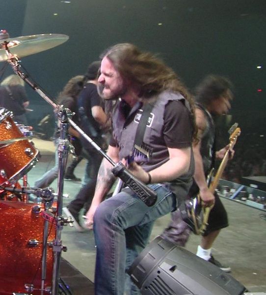 Andreas Kisser no palco com o BiG 4, ao lado do baixista do Metallica, Robert Trujillo (dir.)