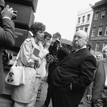 Anna Massey ao lado de Hitchcock: atriz morreu aos 73 anos