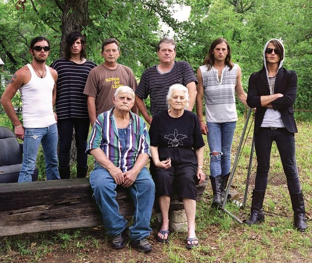 EM FAMÍLIA (a partir da esq., em sentido horário) Nathan, Matthew, o tio Cameron, o pai Ivan, Caleb, Jared e os avós Mildred e Leon