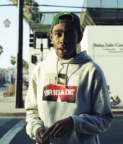 DUAS VERSÕES Tyler em visual comum...