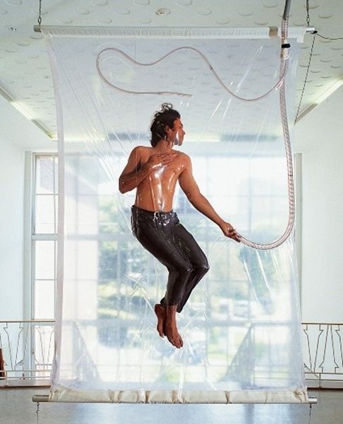 A intervenção artística Shrink, de Lawrence Malstaf