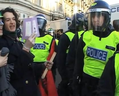 Charlie Gilmour em conflito com a polícia