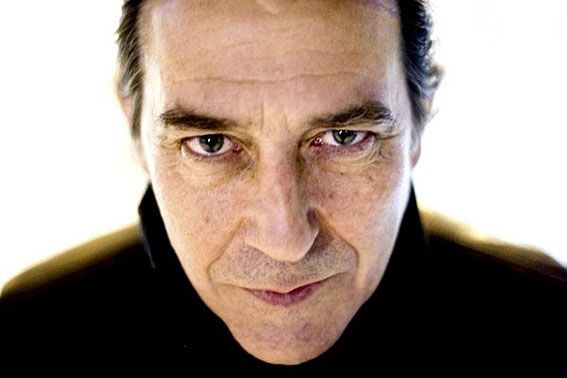 Irreconhecível como Aberforth Dumbledore em Harry Potter e as Relíquias da Morte: Parte 2, Ciarán Hinds contracena com o também irlandês Pierce Brosnan, na comédia independente Salvation Bouvelard