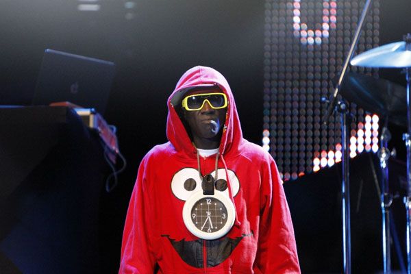 Flavor Flav, seu moletom irreverente e o característico "relógio-colar"