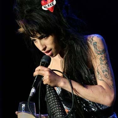 Amy Winehouse morreu em sua cama, segundo representante, e foi encontrada por segurança