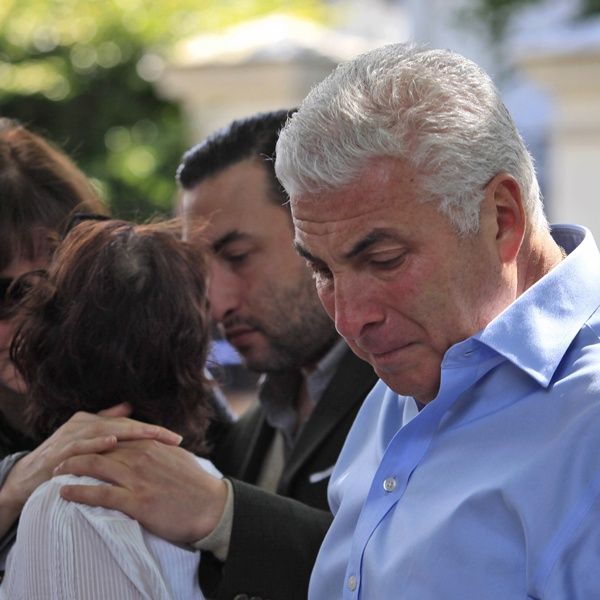 Mitch Winehouse lamenta a morte da filha, enquanto Janis (ao fundo) é consolada