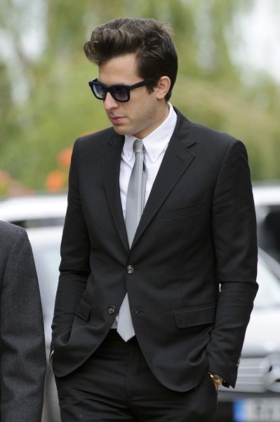 Mark Ronson foi um dos amigos que compareceram ao funeral de Amy Winehouse