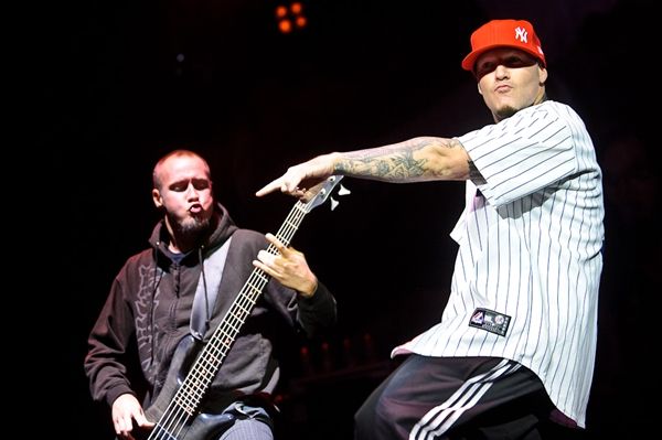 Sam Rivers e Fred Durst no show do Limp Bizkit em São Paulo