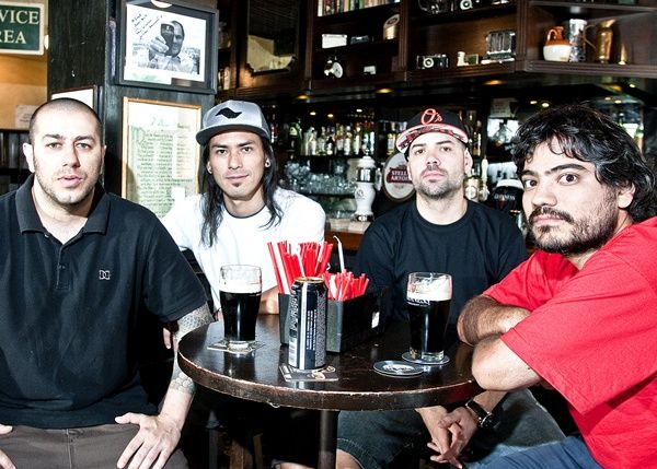 O CPM 22, ainda com seu ex-baixista Fernando Sanches (dir.)