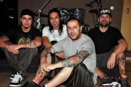 Heitor Gomes (esq.) é o novo baixista do CPM 22