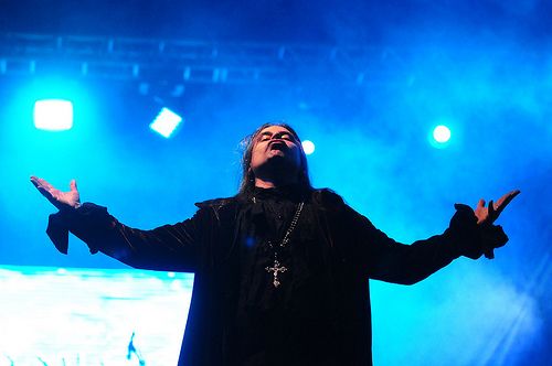 O Symfonia tocou covers do Angra e do Stratovarius.