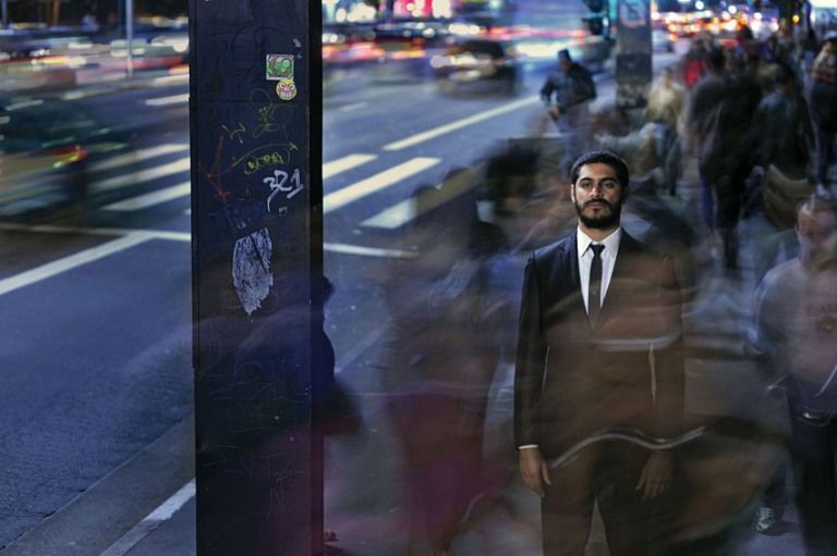 SÓ MAIS UM NA MULTIDÃO Criolo é fotografado na avenida Paulista, em São Paulo, em julho
