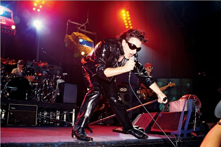 VOLTA AO PASSADO Bono durante show da Zoo TV Tour, nos anos 90