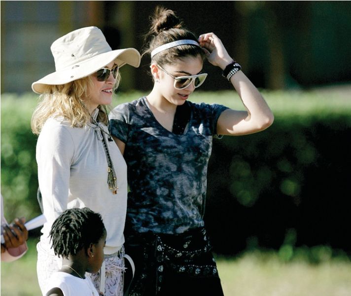 BENEFICENTES Madonna e as filhas Lourdes Maria e Mercy James, em uma das iniciativas da Raising Malawi