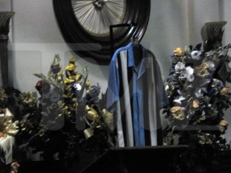 Bastidores do funeral de Charlie Harper