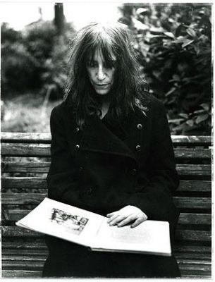 Só Garotos traça um panorama da vida de Patti ao lado do fotógrafo Robert Mapplethorpe