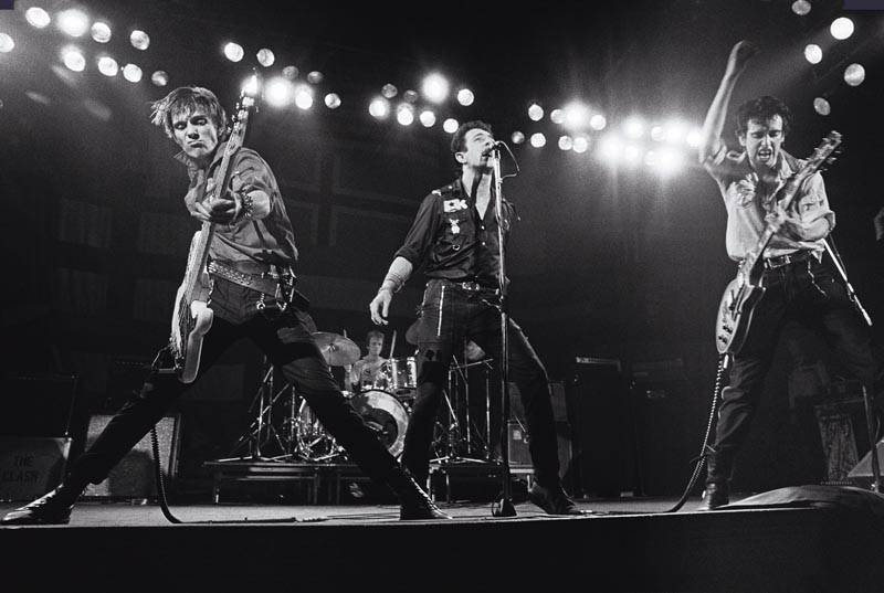 ROQUEIROS URBANOS  Paul Simonon, Joe Strummer e Mick Jones (a partir da esquerda) em Boston, em fevereiro de 1979