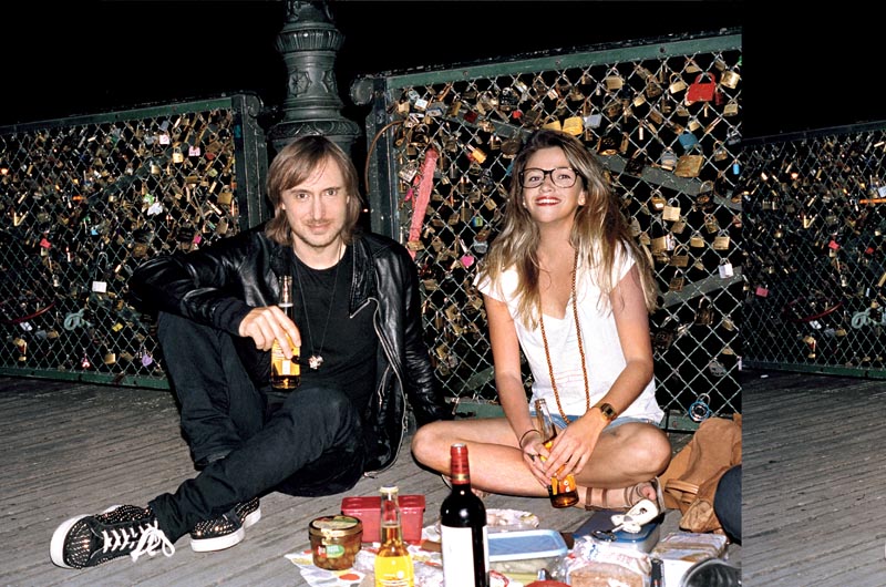 MOMENTO DE PAZ  Guetta relaxa fazendo um piquenique com uma amiga