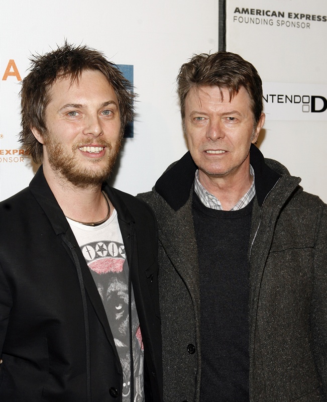 Ao lado do filho, o cineasta Duncan Jones, em 2009. O pai acompanhou Duncan na première do filme Moon, no Festival de Tribeca.