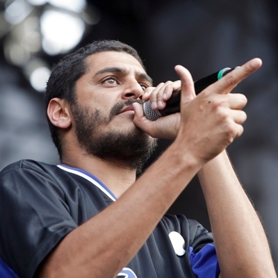 6º - "Subirusdoistiozin" - Criolo: "Subirusdoistiozin = subiram os dois tiozinhos. É uma canção sobre duplo homicídio. Fala não só sobre a morte da carne, mas especialmente sobre a morte dos valores, a morte do bom senso."