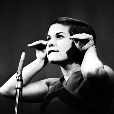 Elis ganhou o apelido de Pimentinha de Vinicius de Moraes, por conta do temperamento forte da cantora      Foto publicada no livro Furacão Elis e gentilmente cedida pela Editora LeYa