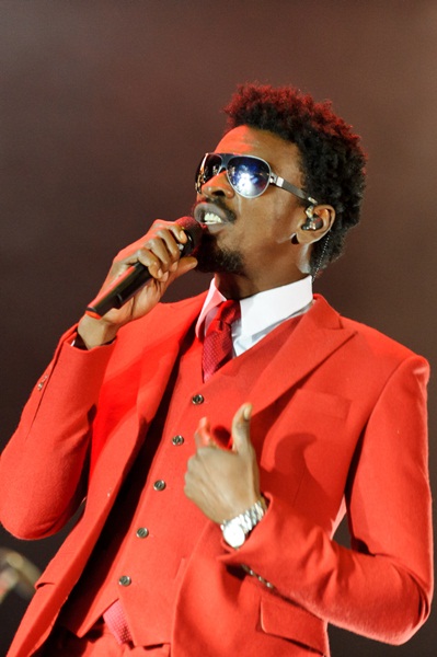 Seu Jorge escolheu figurino vermelho, além de seus inseparáveis óculos, para a apresentação