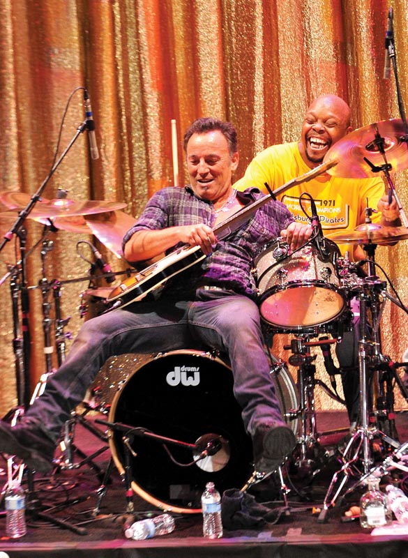 CAINDO NA ESTRADA  Springsteen se joga na bateria de Joffo Simmons durante show especial nos Estados Unidos, em janeiro