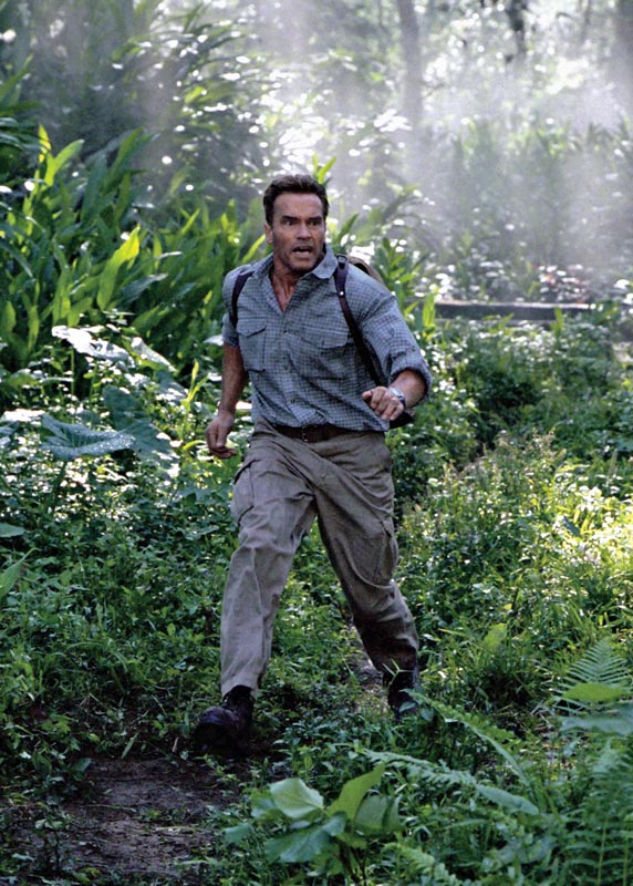 QUE VOZ É ESSA? As aventuras de Arnold Schwarzenegger ganham um clima cômico, dependendo da  dublagem.