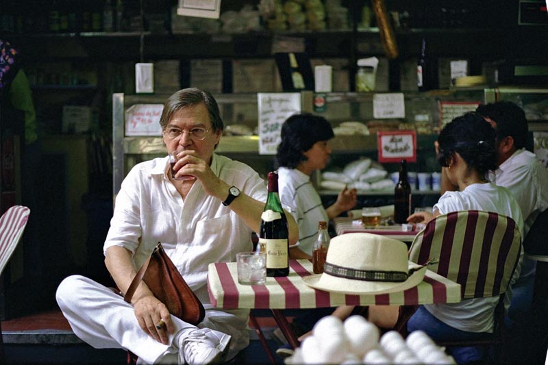 O MAESTRO RELAXA  Tom Jobim na Cobal do Leblon em 1993, meses antes de sua morte